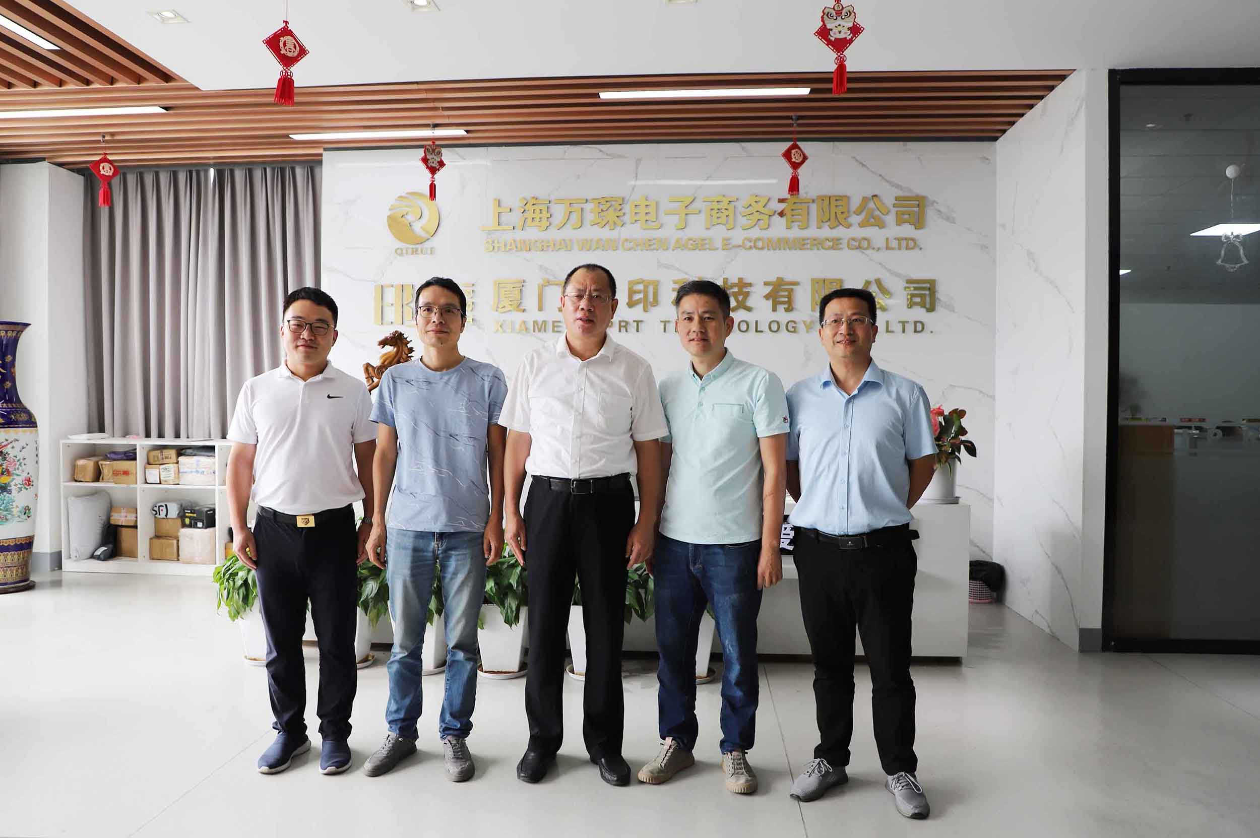 Zhang Yigong รองเลขาธิการคณะกรรมการพรรคเทศบาล Xiamen ได้รับการนำเสนอการวิจัยเทคโนโลยี IPRT